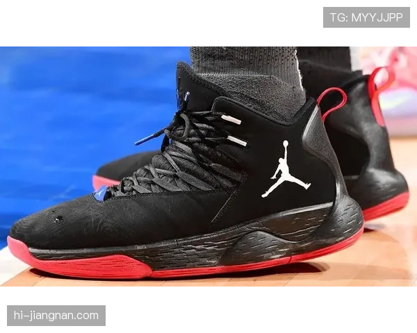 威少衣柜里全是荧光色，连拖鞋都镶钻？